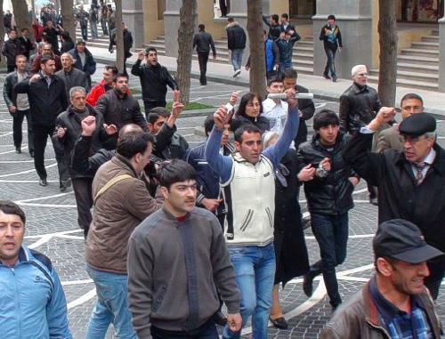 Участники несанкционированной акции гражданского движения за демократию "Общественная палата" в центре Баку. 2 апреля 2011 г. Фото: Информационное агентство "Туран"