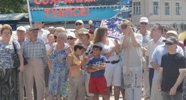Экологический митинг в городе Туапсе Краснодарского края. 26 июня 2011 года. Фото "Кавказского узла"