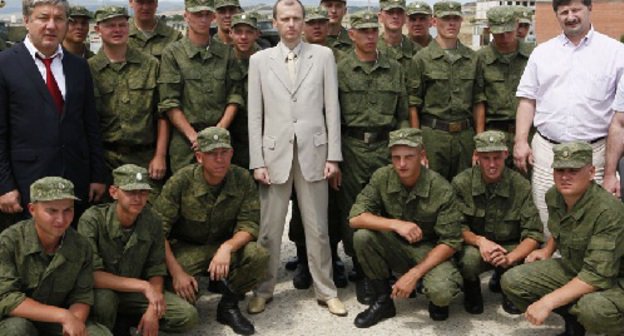 Первый заместитель председателя правительства Республики Дагестан Ризван Курбанов (слева) и заместитель губернатора Архангельской области Роман Балашов (в центре) с новобранцами воинской части в Буйнакске. Фото пресс-службы президента Дагестана.