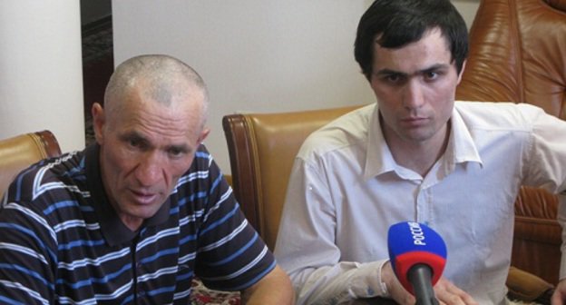 Сдавшийся житель Ботлихского района Дагестана Сейдула Казаналипов (справа) и его отец на заседании Комиссии по адаптации боевиков. Махачкала. 19 июля 2011 года. Фото Закира Магомедова для "Кавказского узла"