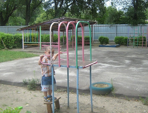 Детская площадка одного из дошкольных учреждений города Черкесска. Карачаево-Черкесия. 22 июля 2011 года. Фото "Кавказского узла"
