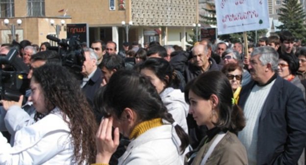 Акция протеста жителей города Раздан против эксплуатации железного рудника. Армения, 31 марта 2011 года. Фото с сайта информационной НПО "ЭкоЛур" (www.ecolur.org)