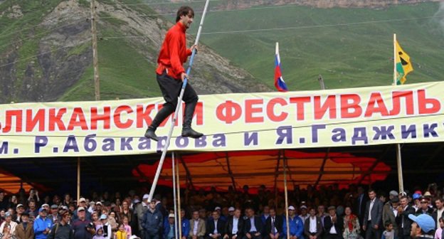 Выступление участника республиканского фестиваля канатоходцев в селе Цовкра Кулинского района. Дагестан, 23 июля 2011 года. Фото Руслана Алибекова