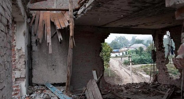 Дом, разрушенный в ходе боевых действий. Фото Сергея Мухамедова (www.echo.msk.ru/blog/ottenki_serogo)