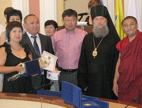 Церемония награждения образцовых супружеских пар медалями "За любовь и верность" в честь Дня семьи, любви и верности. Калмыкия, г. Элиста, 8 июля 2011 г. Фото "Кавказского узла"