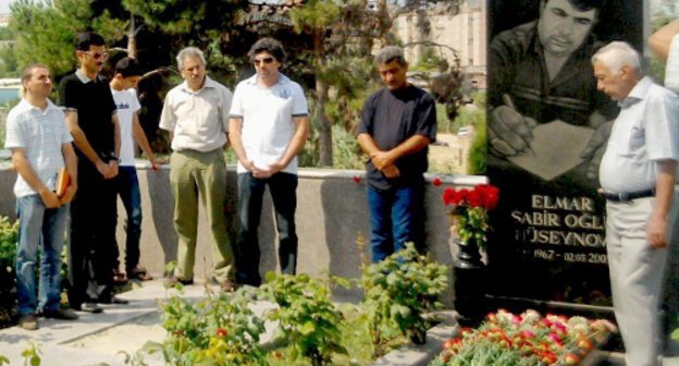Коллеги почтили память убитого журналиста
Эльмара Гусейнова на его могиле в Ясамальском кладбище. Азербайджан, Баку, 17 июля 2011 г. Фото "Кавказского узла"
