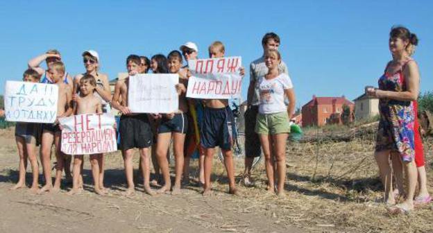 Пикет астраханцев, протестующих против застройки водоохранной зоны на полуострове Пролетарский. Астрахань, Советский район, 17 июля 2011 г. Фото Елены Гребенюк
