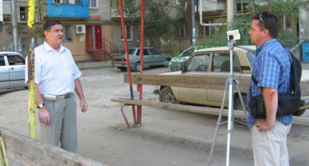 Евгений Дунаев показывает место нападения во дворе дома №11 по проезду Воробьево. Астрахань, 21 июля 2011 г. Фото "Кавказского узла"
