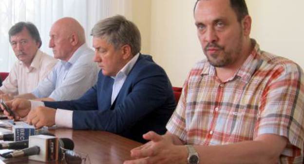Слева направо: председатель Комиссии Общественной палаты РФ  по защите прав лиц в местах предварительного заключения Гасан Айгунов, руководитель республиканской общественной организации "Территория мира и согласия" Сулейман Уладиев, первый заместитель председателя правительства Дагестана Ризван Курбанов, член Общественной палаты РФ Максим Шевченко на пресс-конференции в Махачкале  25 июля 2011 г. Фото "Кавказского узла"