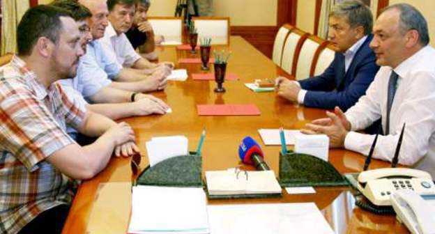 Член Общественной палаты РФ Максим Шевченко на встрече с президентом РД Магомедсаламом Магомедовым. Махачкала, 25 июля 2011 г. Фото "Кавказского узла"