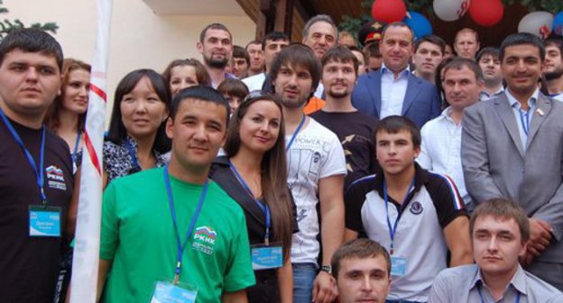 Участники II Кавказского форума российской молодежи «Домбай-2011» в день открытия. Карачаево-Черкесия, поселок Домбай, 25 июля 2011 г. Фото Управления пресс-службы Главы и Правительства Карачаево-Черкесской Республики (kchr.inf0)