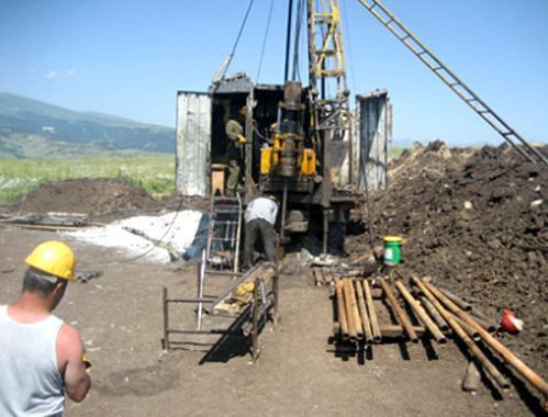 Взятие образцов для экспертизы на железном месторождении в Раздане. Армения, 6 июля 2011 г. Фото с сайта www.ecolur.org