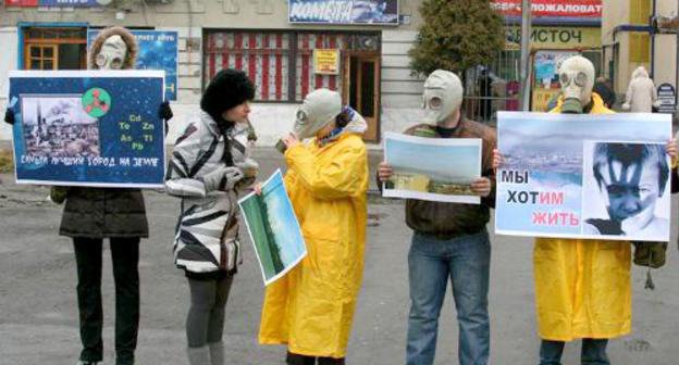 Пикет инициативной группы ""Электроцинк". Чем мы дышим?" возле кинотеатра «Дружба» во Владикавказе. Март 2010 г. Фото: Osinform.ru