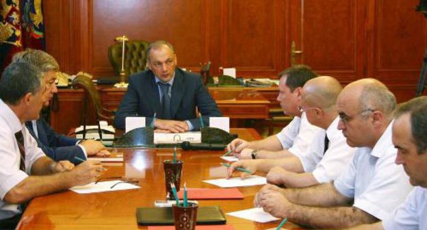 Глава Дагестана Магомедсалам Магомедов проводит экстренное совещание с руководителями силовых ведомств, посвященное убийству начальника управления информационной политики президента Дагестана Гаруна Курбанова. Махачкала, 28 июля 2011 г. Фото пресс-службы президента РД