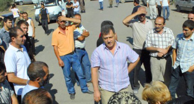 Жители Ахтынского района заблокировали автотрассу. Дагестан, село Ахты, 29 июля 2011 г. Фото Гуризады Камаловой