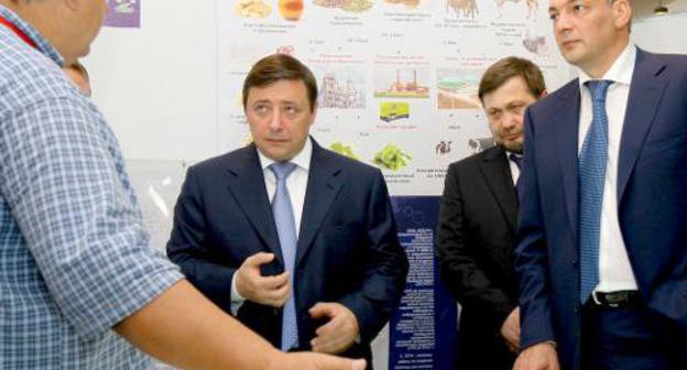  Полпред Президента РФ в СКФО Александр Хлопонин и глава Дагестана Магомедсалам Магомедов осматривают стенд проекта «АгроДагИталия» на экономическом форуме в Махачкале 27 июля 2011 г. Фото Магомеда Хазамова