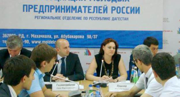 Презентация регионального отделения Ассоциации молодых предпринимателей России (АМПР)  на Дагестанском экономическом форуме в Махачкале 27 июля 2011 г.  Фото: АМПР
