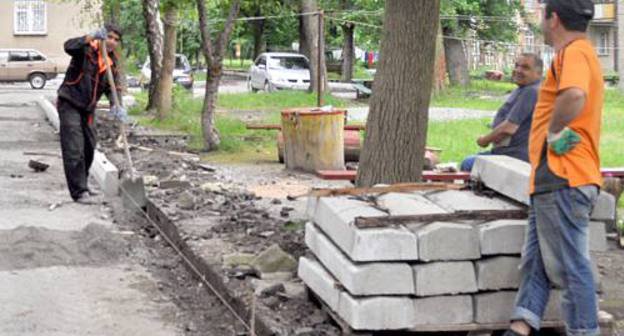 Работы по благоустройству  двора многоэтажного дома на улице Шмулевича во Владикавказе. Июль 2011 г. Фото "Кавказского узла"
