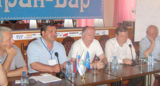Участники «круглого стола» на тему «Социальная культура народов Северного Кавказа: общечеловеческий, региональный и этнические аспекты»: дагестанский писатель Шапи Казиев, автор и инициатор проекта «Кавказские игры», олимпийский чемпион по тяжелой атлетике Исраил Арсамаков, заместитель председателя Исполкома Российского конгресса народов Кавказа Абу Идалбаев,  научный сотрудник Института антропологии и этнографии РАН, доктор исторических наук Мурат Каракетов, секретарь Союза журналистов Республики Дагестан Али Камалов. КЧР, поселок Домбай, 29 июля 2011 г. Фото "Кавказского узла" 