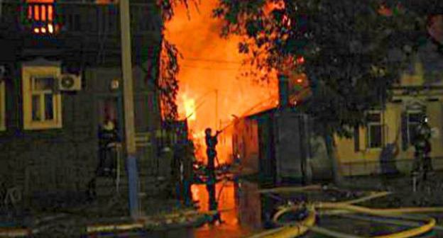 Астрахань, 27 июля 2011 г. Тушение пожара в жилом доме по улице Горкого, 28. Фото пресс-службы ГУ МЧС по Астраханской области (30.mchs.gov.ru)