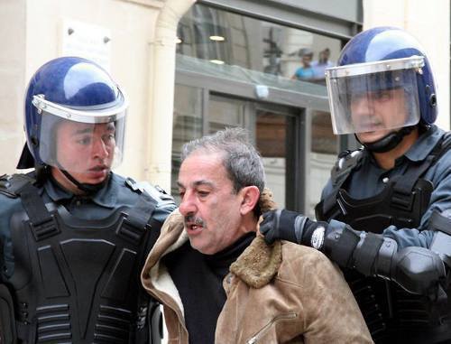 Азербайджан. Арест участника несанкционированного митинга оппозиции 2 апреля 2011 г. в Баку. Фото: ИА "ТУРАН"