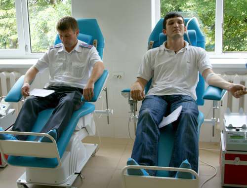 Владикавказ, cтанция переливания крови. Доноры в
момент сдачи крови. Июль 2011 г. Фото Владимира Иванова для "Кавказского узла"
