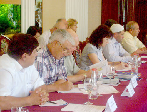 Участники круглого стола "Укрепление межнационального согласия в полиэтничном обществе", прошедшего 1 августа в Карачаево-Черкесии. Фото "Кавказского узла"