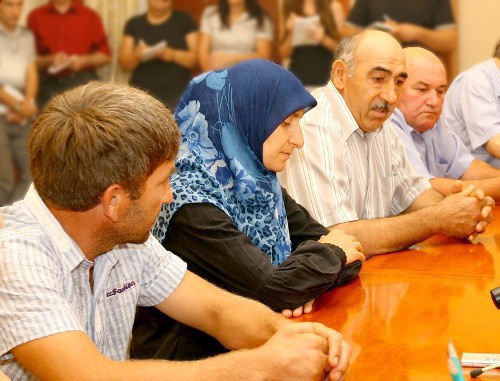 Родственники членов НВФ на встрече с главой Дагестана. Махачкала, 5 августа 2011 г. Фото Руслана Алибекова