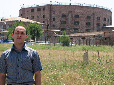 Ваган Баятян возле тюрьмы «Нубарашен», где он отбывал наказание за невозможность брать в руки оружие по убеждениям. Фото пресс-службы Свидетелей Иеговы.