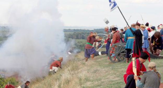 Реконструкция Азовского осадного сидения донских казаков 1641 года. Ростовская область, г.Азов, 6 августа 2011 г. Фото "Кавказского узла"