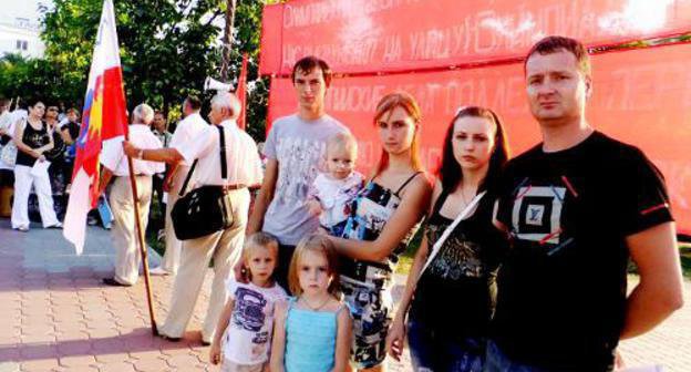 Участники митинга протеста,  посвященного пострадавшим от "олимпийского закона" №310: семья Ревенко, чей дом по улице Макаренко, 10 был снесен. Сочи, 7 августа 2011 г. Фото "Кавказского узла"