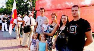 Участники митинга протеста,  посвященного пострадавшим от "олимпийского закона" №310: семья Ревенко, чей дом по улице Макаренко, 10 был снесен. Сочи, 7 августа 2011 г. Фото "Кавказского узла"
