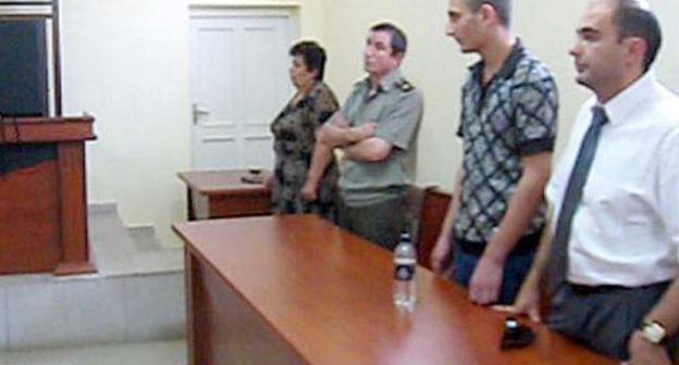 Манвел Азроян и его защитник Эдмон Марукян в Степанакертском суде, Нагорный Карабах, 3 августа 2011 г. Фото: rus.azatutyun.am 