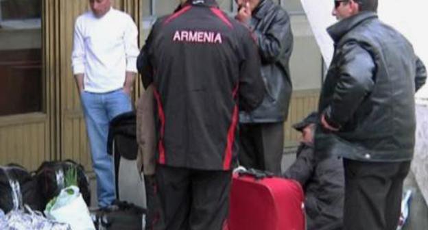 Граждане Армении, уезжающие на работу за границей, в аэропорту. Ереван, 30 апреля 2010 г. Фото: rus.azatutyun.am