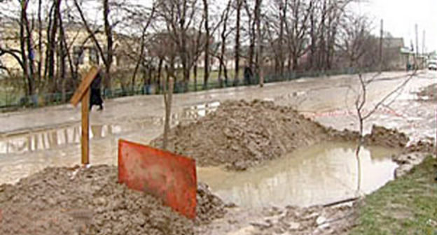 Результат прорыва водовода в поселке Новый Хушет Ленинского района Махачкалы. 2010 г. Фото:  www.rgvktv.ru