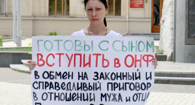 Одиночный пикет жительницы станицы Полтавской Красноармейского района Алины Журбенко в защиту ее мужа Владимира Петенко у здания краевой администрации в Краснодаре. 12 августа 2011 г. Фото "Кавказского узла"
