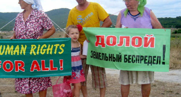 Участники пикета против отъема собственности в селе Южная Озереевка в Новороссийске, Краснодарский край. 12 августа 2011 г. Фото "Кавказского узла"