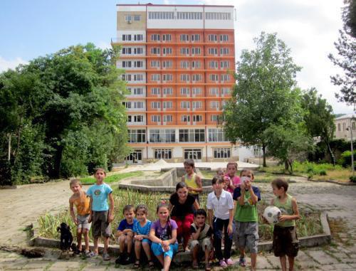 Новая гостиница "Аван Шуши Плаза" в городе Шуши, Нагорный
 Карабах. 15 августа 2011 г. Фото "Кавказского узла"
