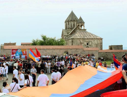 Церемония зажжения факела пятых Панармянских игр в Гандзасаре. Нагорный Карабах, 2 августа 2011 г. Фото: www.president.nkr.am