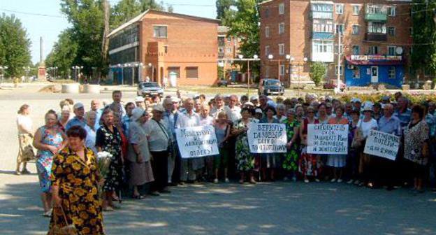 Пикет жителей Зверево за пересмотр тарифов и привлечение мэра города к ответственности. Ростовская область. г. Зверево, 16 августа 2011 г. Фото предоставлено организаторами акции.