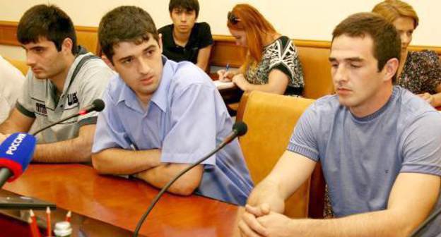 Максуд Джабраилов, Тимур Курбанмагомедов и Рашид Салихов на заседании комиссии по адаптации. Махачкала, 17 августа, 2011 г. Фото "Кавказского узла"