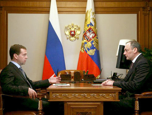  Дмитрий Медведев и Магомедсалам Магомедов обсуждают ситуацию в Дагестане. Сочи, 18 августа, 2011 г. Фото пресс-службы Президента РФ