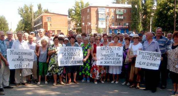 Пикет жителей Зверево за пересмотр тарифов и привлечение мэра города к ответственности. Ростовская область. г. Зверево, 16 августа 2011 г. Фото предоставлено организаторами акции.