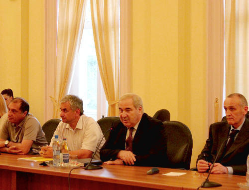 Слева направо: Сергей Шамба, Рауль Хаджимба, Нугзар Ашуба и Александр Анкваб на встрече с депутатами парламента Абхазии. Сухум, 18 августа 2011 г. Фото "Кавказского узла"