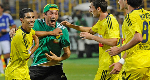 Футболисты "Анжи" поздравляют Мубарака Буссуфу с забитым голом. Махачкала, стадион "Динамо", 21 августа 2011 г. Фото пресс-службы ФК "Анжи" (www.fc-anji.ru)