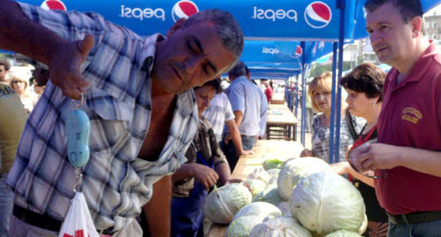 Продажа капусты из Араратской области на ярмарке сельхозпродукции в Ереване. 21 августа 2011 г. Фото "Кавказского узла"
