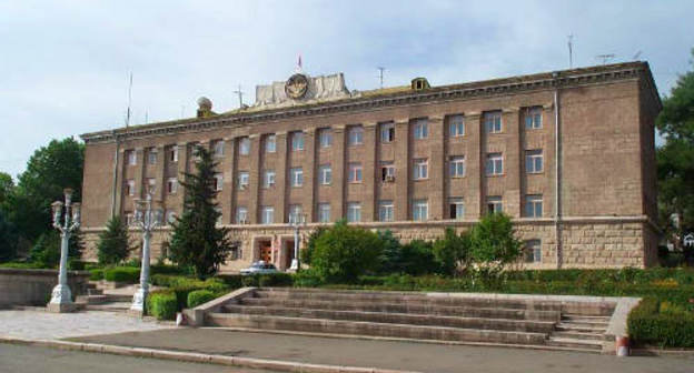 Дом правительства и резиденция президента Нагорного Карабаха на главной площади Степанакерта. Фото: Raffi Kojian, ru.wikipedia.org