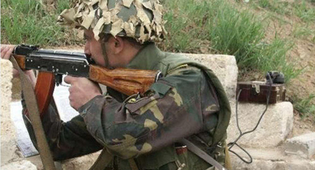 Военнослужащий армии обороны Нагорного Карабаха в окопе на линии соприкосновения. 2006 г. Фото: burjuin, www.waronline.org