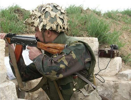 Военнослужащий армии обороны Нагорного Карабаха в окопе на линии соприкосновения. 2006 г. Фото: burjuin, www.waronline.org