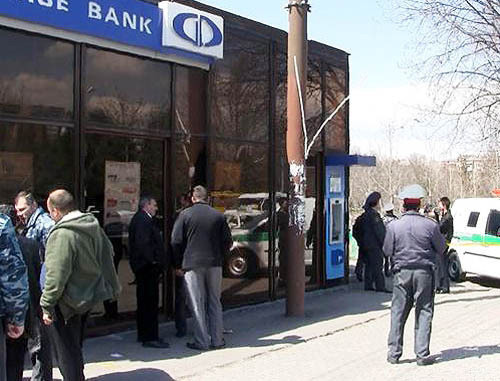 Ереванская полиция расследует попытку ограбления отделения банка. Март 2011 г. Фото: azatutyun.am (RFE/RL)